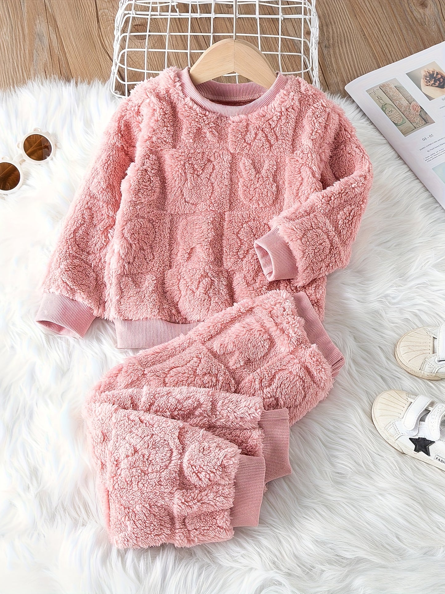 Casual Plush Animal Pattern Crew Neck Pullover Lash Set for - Cozy Warm Fall/Winter Long Sleeve and Pants Outfit, 100% Polyester Non-Stretch Knit Fabric for Weekend Casual Wear - Keep Away from Fire