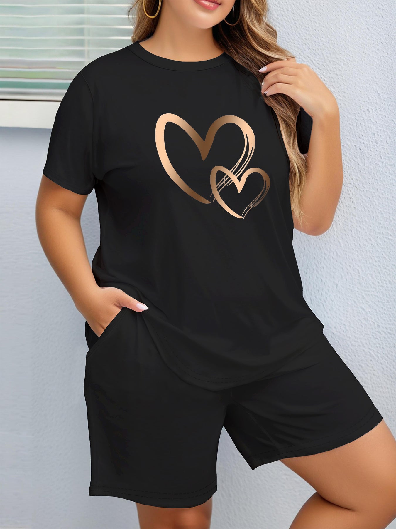 2pcs Women's Plus Size Casual Outfit - Heart Print Short Sleeve T-Shirt & Pocketed Shorts, Stretchy Waistband, Crew Neck, Soft Fabric, Perfect for Spring/Summer