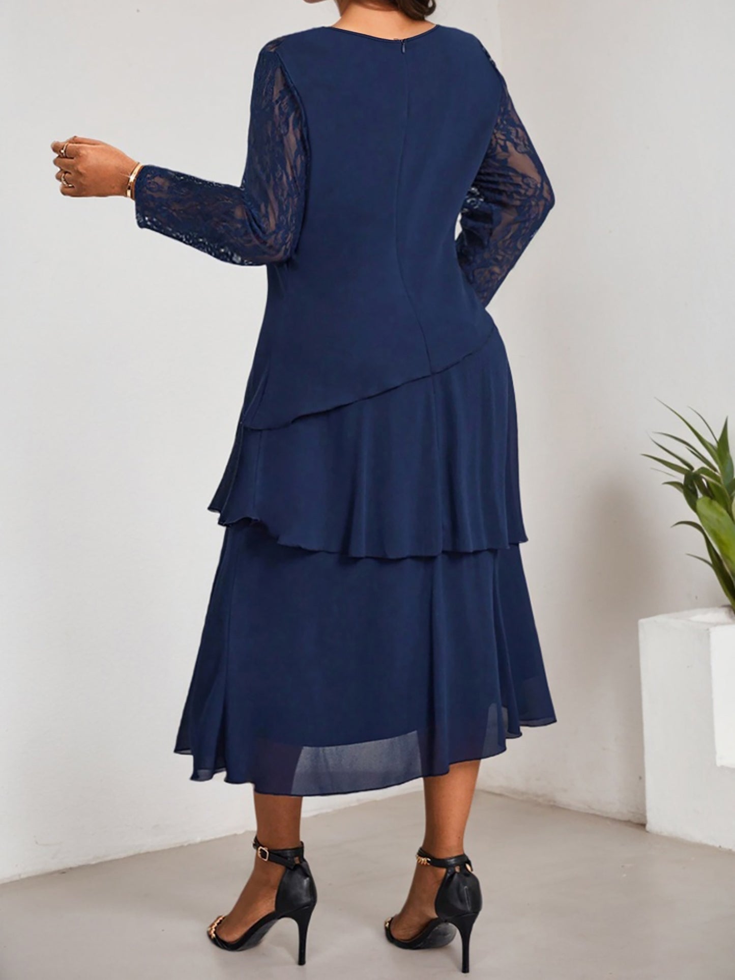 Vestido midi elegante de talla grande, poliéster, cuello redondo, manga larga, corte entallado y acampanado, con detalle de encaje en contraste, para primavera/otoño.
