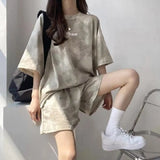 Camiseta e shorts de tintura de gravata de 2 peças para mulheres, manga curta solta, perna larga, roupa esportiva para estudantes, terno da moda coreana