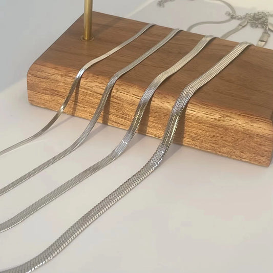 Colar minimalista unissex com corrente de cobra, gargantilha de aço inoxidável em espinha de peixe, cor dourada, joias da moda, presente para mulheres e homens