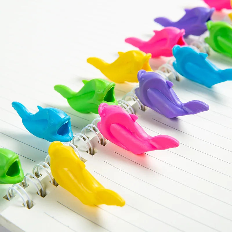 Lote de 10 portalápices de silicona para niños, herramienta de aprendizaje de escritura para bebés, dispositivo de corrección, agarre de lápiz de pez, ayuda para escribir, papelería