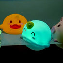 LED Light Up Brinquedos para crianças Brinquedo de banho de animais fofos Flutuador de borracha macia Pato luminoso de indução para natação Presentes engraçados