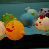 LED Light Up Brinquedos para crianças Brinquedo de banho de animais fofos Flutuador de borracha macia Pato luminoso de indução para natação Presentes engraçados