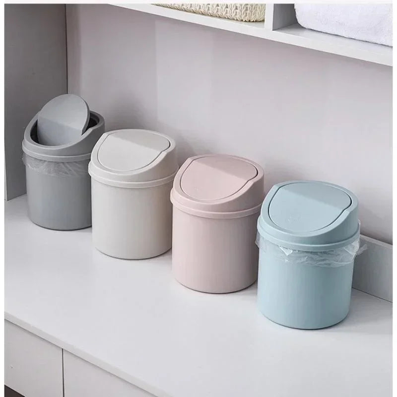 Mini bote de basura pequeño de escritorio con tapa, ideal para el dormitorio, la limpieza y el escritorio del hogar. 
