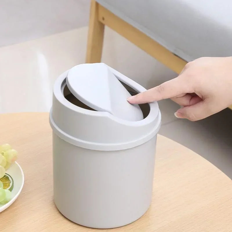 Mini bote de basura pequeño de escritorio con tapa, ideal para el dormitorio, la limpieza y el escritorio del hogar. 