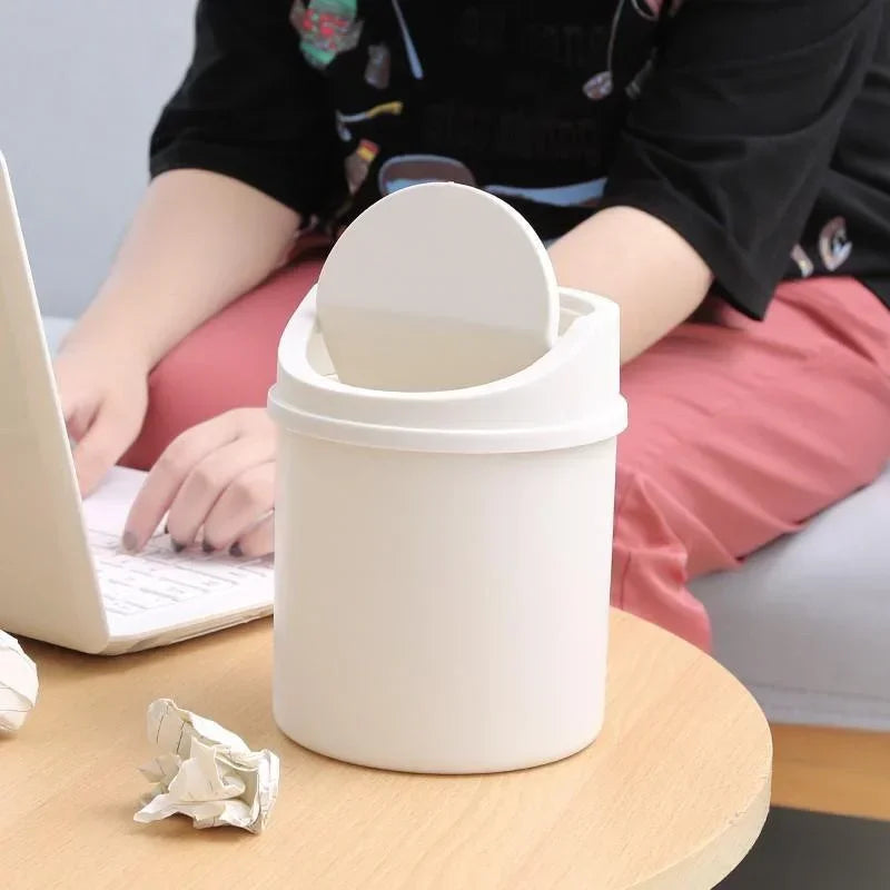 Mini bote de basura pequeño de escritorio con tapa, ideal para el dormitorio, la limpieza y el escritorio del hogar. 