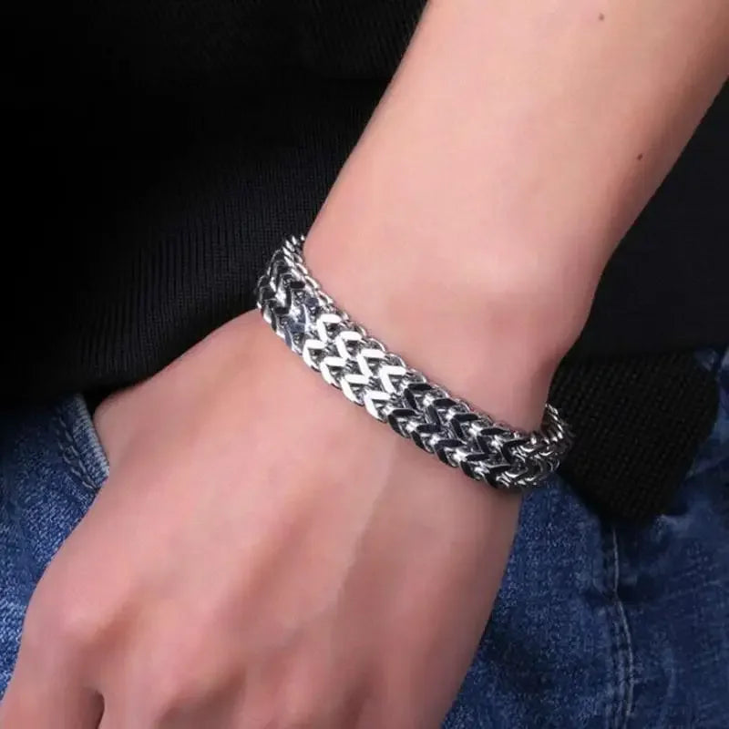 Pulsera clásica y versátil de cadena de plata para hombre con hebilla magnética de acero inoxidable y metal. 