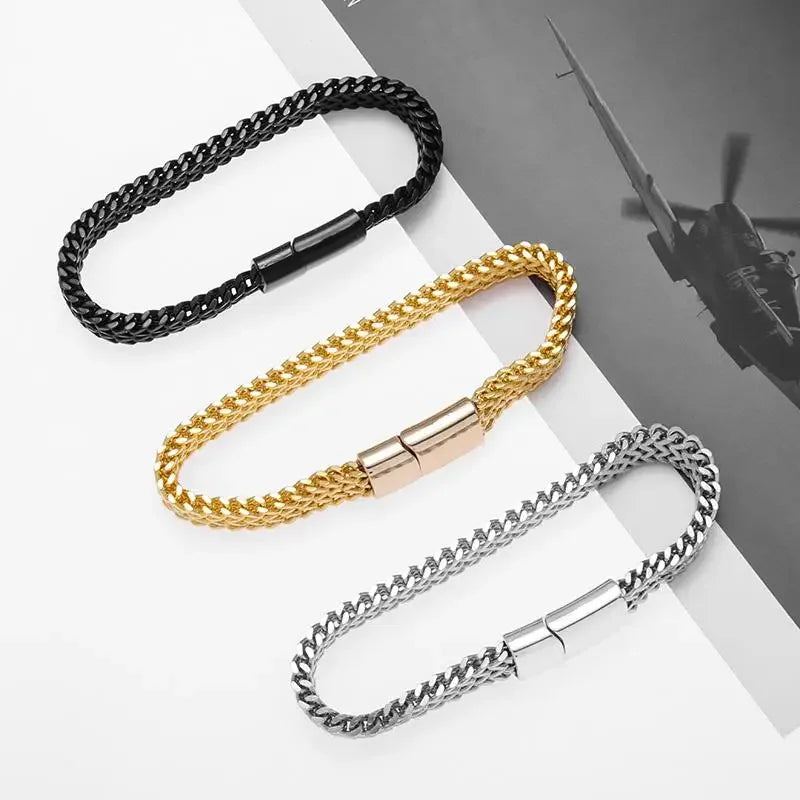 Pulsera clásica y versátil de cadena de plata para hombre con hebilla magnética de acero inoxidable y metal. 