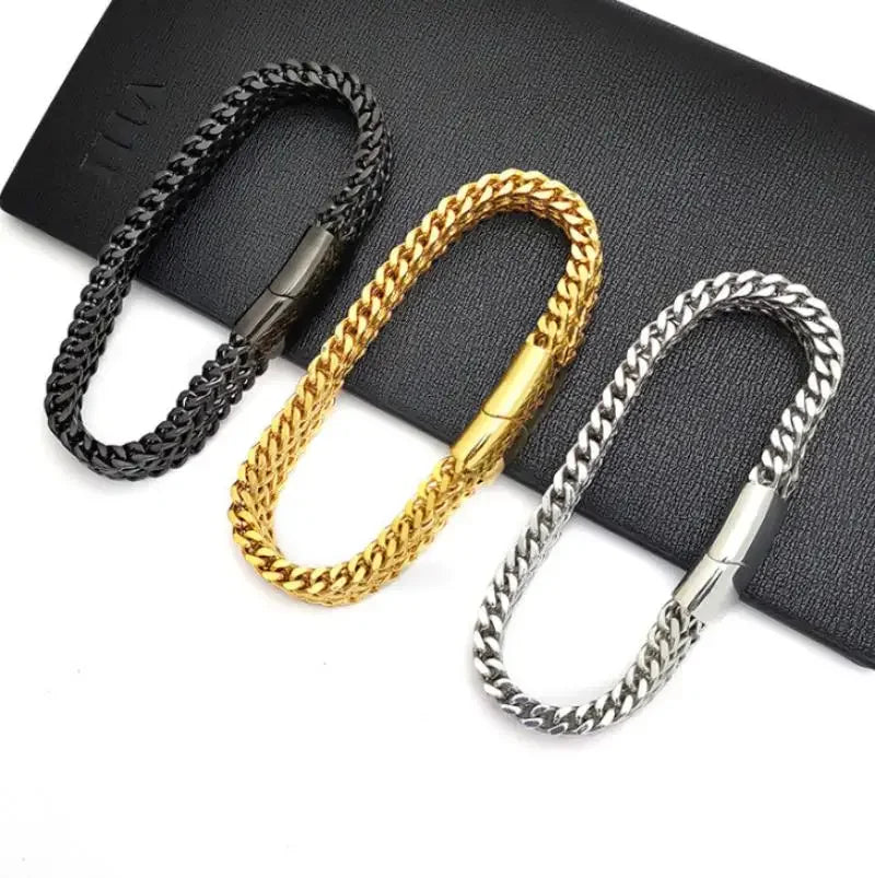 Pulsera clásica y versátil de cadena de plata para hombre con hebilla magnética de acero inoxidable y metal. 