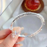 Pulsera de plata con flores para mujer, ajustable, delicada y abierta, color liso. 