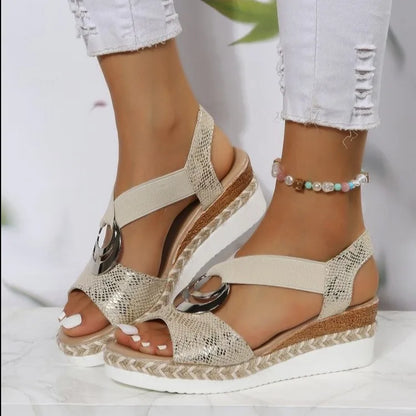 Sandalias de cuña con decoración de metal para mujer, zapatos de gladiador con plataforma y estampado de serpiente, cómodos e informales, de tacón medio, para verano de 2024.