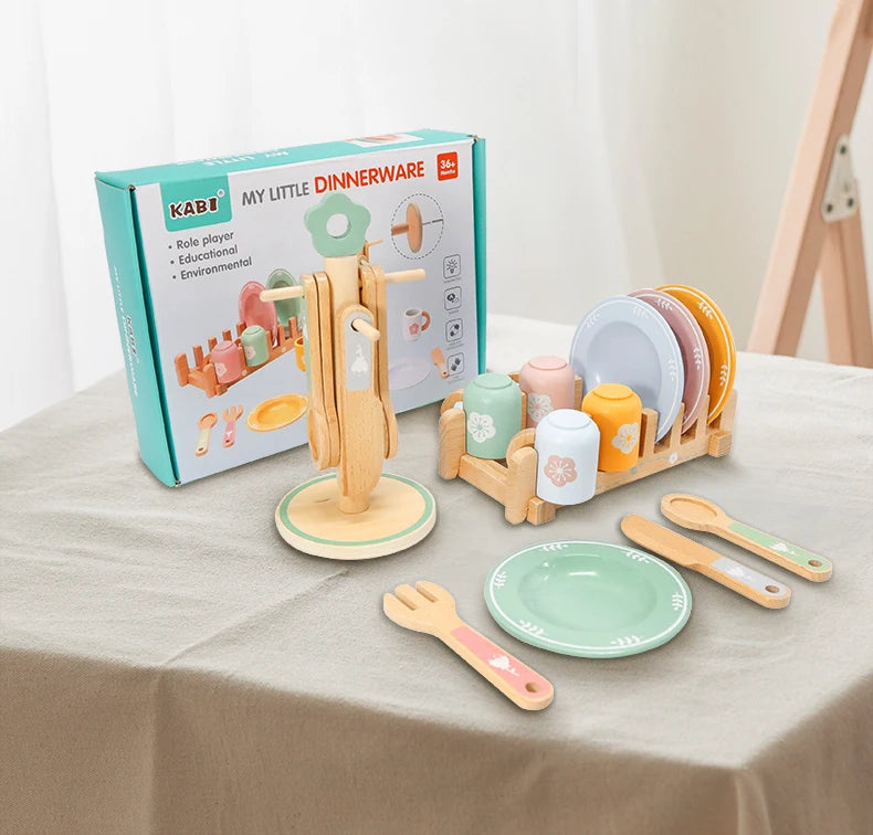Juego de cocina de madera Montessori con platos y accesorios, ideal como regalo para niños pequeños a partir de 3 años.