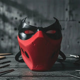 Máscara de cosplay do Capuz Vermelho (Jason Todd) do anime, super-herói, meia máscara facial, capacete, acessório de Halloween unissex para adultos, adereço para festa à fantasia.