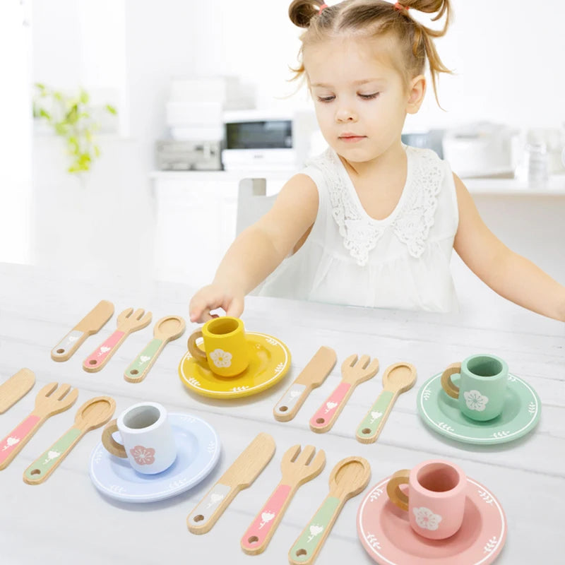 Juego de cocina de madera Montessori con platos y accesorios, ideal como regalo para niños pequeños a partir de 3 años.