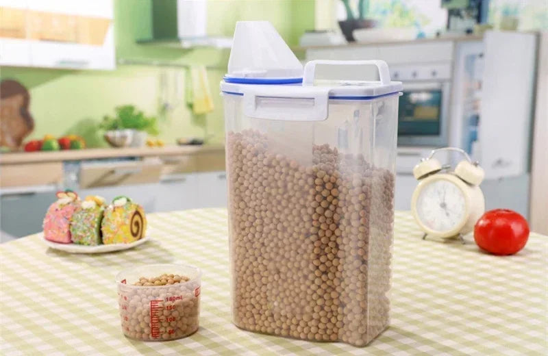 1Pc Sealed Cereal Insect-Proof Rice Bucket with Measuring Cup Transparent Rotary Food Moistureproof Tank Kitchen Storage Box 2KG