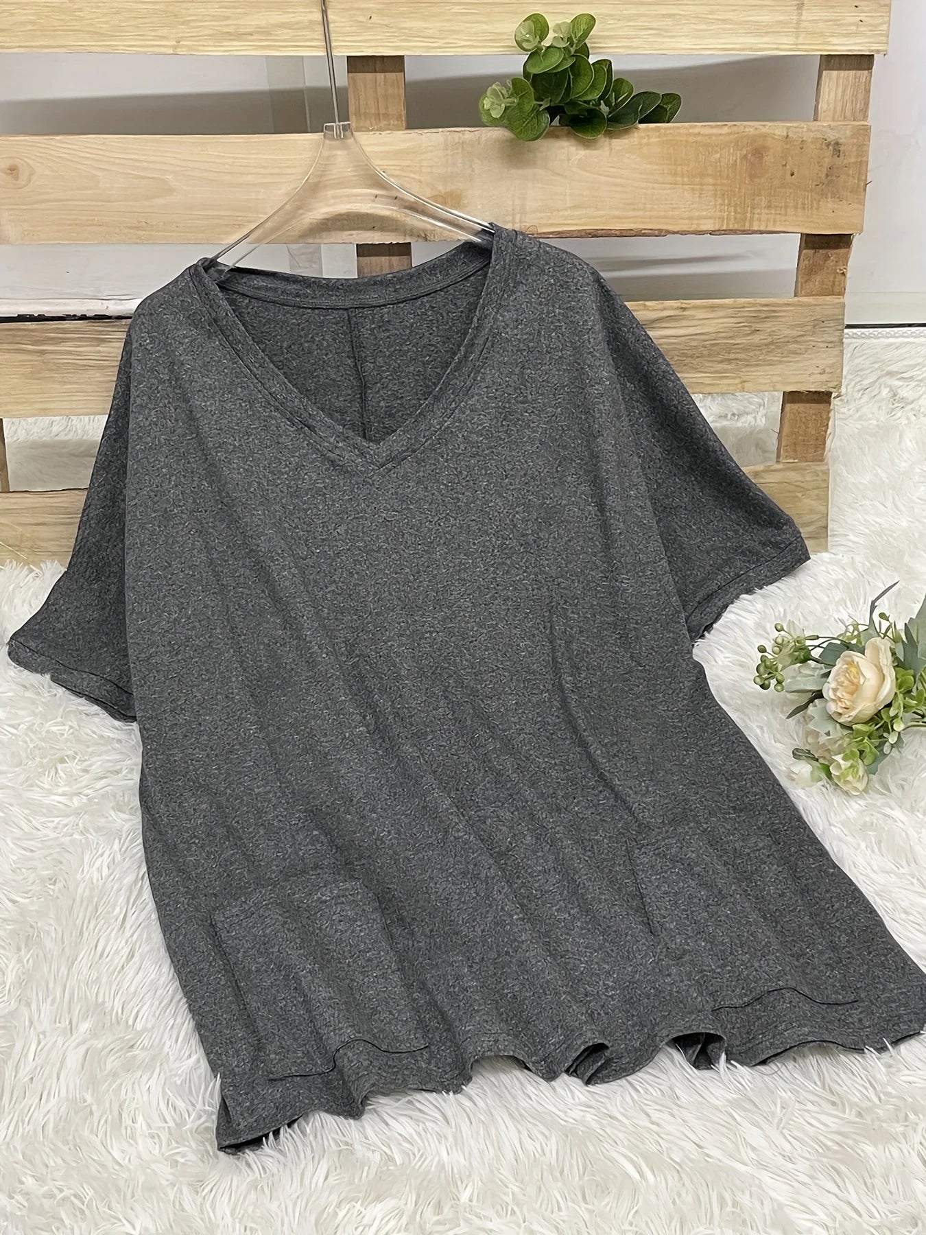 Camiseta de manga curta com decote em v feminina com bolsos frontais, top confortável e elegante, plus size, casual