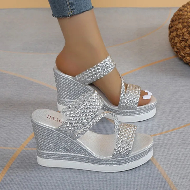 Zapatilla para mujer, nuevas sandalias deslizantes con cuña para mujer, bomba de verano a la moda con plataforma de diamantes de imitación y perlas, zapatillas informales de tacón alto para mujer