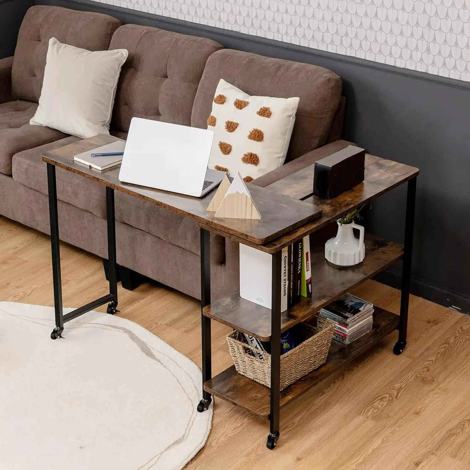 Mesa auxiliar grande con rotación libre de 360° para sofá, escritorio móvil patentado con estantes de almacenamiento de 2 niveles, mesa móvil para computadora portátil