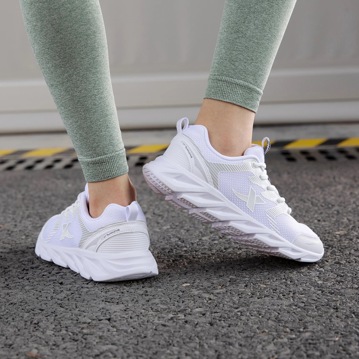 Xtep Women's Running Shoes Wear-resistant Casual Sports Shoes For Women Winter Tennis Female Sneakers White 879318110073