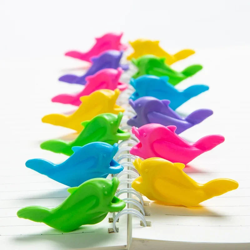 Lote de 10 portalápices de silicona para niños, herramienta de aprendizaje de escritura para bebés, dispositivo de corrección, agarre de lápiz de pez, ayuda para escribir, papelería