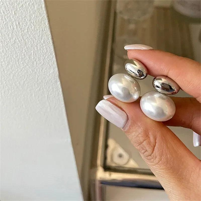 Pendientes redondos de acero inoxidable con perlas de imitación de coral, dije pequeño, chapados en oro y platino, joyería de uso diario. 