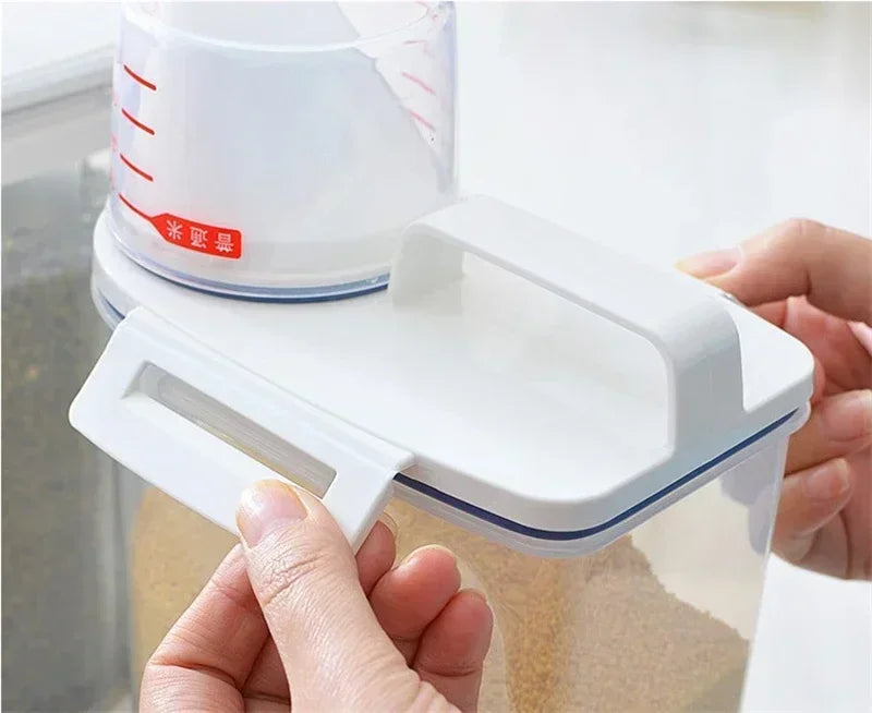 1Pc Sealed Cereal Insect-Proof Rice Bucket with Measuring Cup Transparent Rotary Food Moistureproof Tank Kitchen Storage Box 2KG