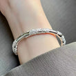 Pulsera de plata con flores para mujer, ajustable, delicada y abierta, color liso. 