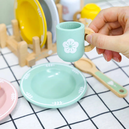 Juego de cocina de madera Montessori con platos y accesorios, ideal como regalo para niños pequeños a partir de 3 años.
