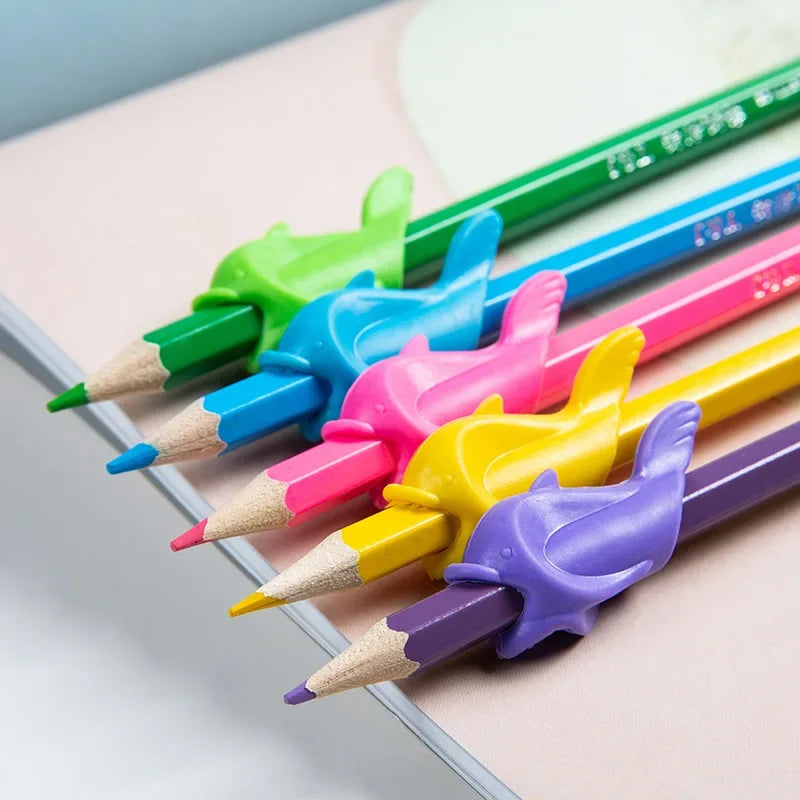 Lote de 10 portalápices de silicona para niños, herramienta de aprendizaje de escritura para bebés, dispositivo de corrección, agarre de lápiz de pez, ayuda para escribir, papelería