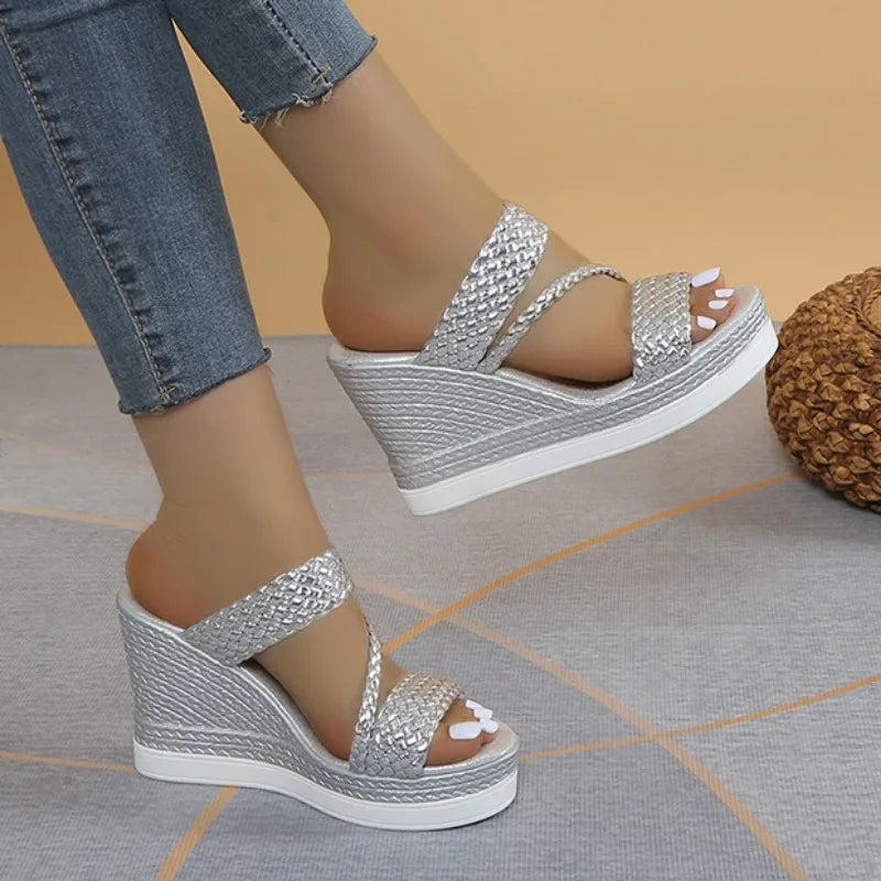 Zapatillas de mujer, nuevas sandalias deslizantes con cuña para mujer, zapatos de verano a la moda con plataforma de diamantes de imitación y perlas, zapatillas informales de tacón alto para mujer