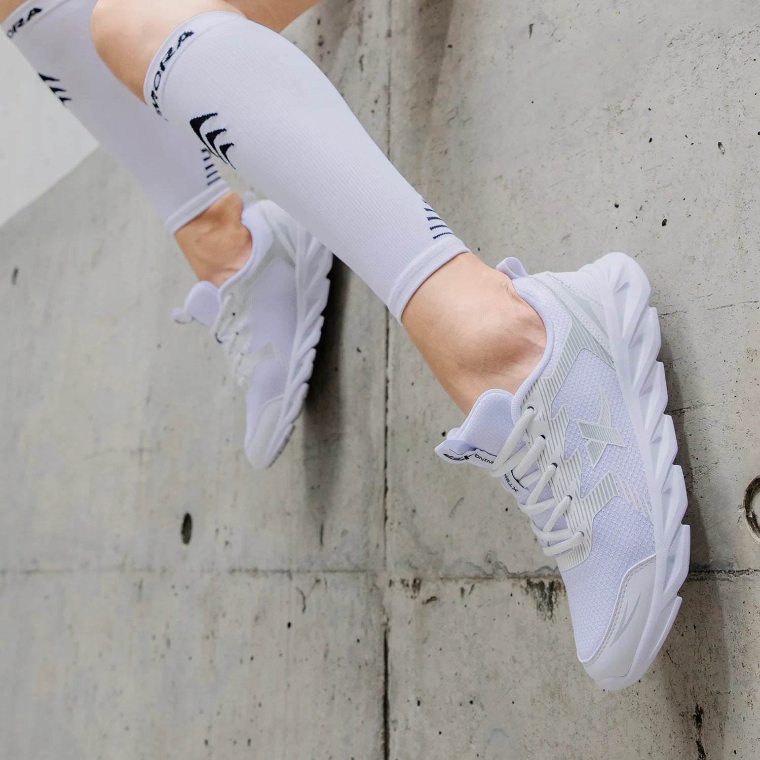 Xtep Women's Running Shoes Wear-resistant Casual Sports Shoes For Women Winter Tennis Female Sneakers White 879318110073