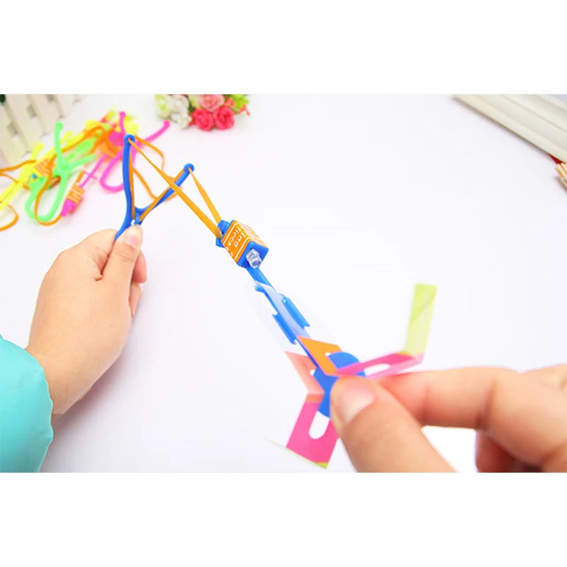 Increíble juguete luminoso, flecha LED, juguetes para fiestas al aire libre, divertido regalo, banda elástica, catapulta que brilla en la oscuridad, cohete, helicóptero, juguete volador.