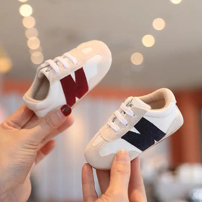 Zapatillas clásicas para bebés recién nacidos con letras entrelazadas, calzado informal antideslizante para caminar, para niños y niñas de 0 a 18 meses