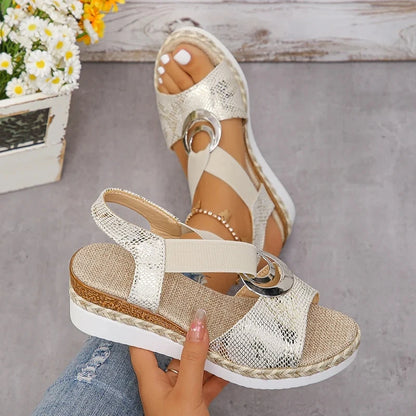 Sandalias de cuña con decoración de metal para mujer, zapatos de gladiador con plataforma y estampado de serpiente, cómodos e informales, de tacón medio, para verano de 2024.