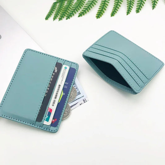 Tarjetero de piel sintética con ranuras múltiples para tarjetas bancarias y de crédito.