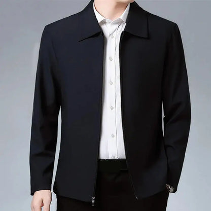 Chaqueta elegante para hombre de mediana edad con solapa y bolsillos con cierre de cremallera para negocios formales o ropa informal en primavera y otoño.