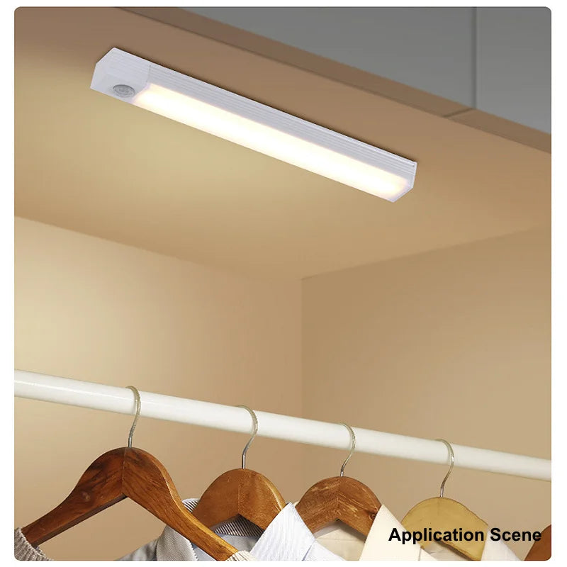 Luz Noturna LED Sem Fio com Sensor de Movimento e Recarga USB – Barra Longa para Armários de Cozinha, Guarda-Roupas, Cabeceiras e Escadas