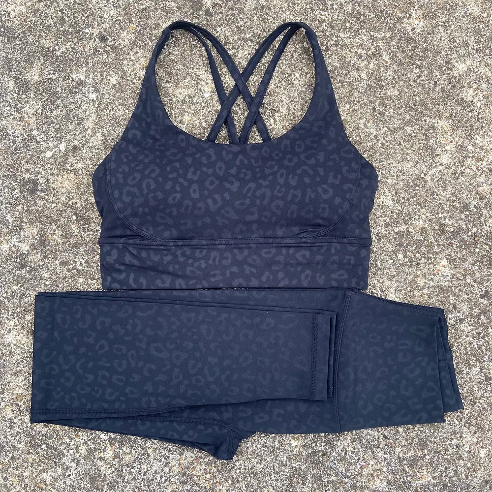 Conjunto de fitness para gimnasio de color sólido, sujetador deportivo cruzado suave y ajustado, 2 piezas de compresión, leggings de yoga de cintura alta, traje de entrenamiento integral para correr