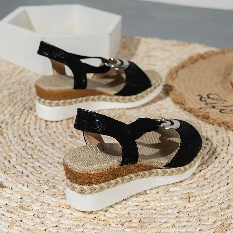 Sandalias de cuña con decoración de metal para mujer, zapatos de gladiador con plataforma y estampado de serpiente, cómodos e informales, de tacón medio, para verano de 2024.