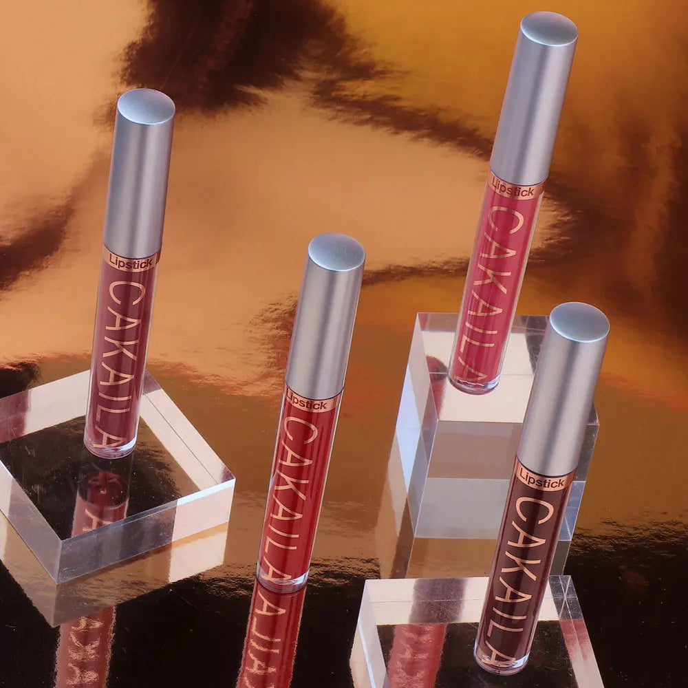 Lápiz labial mate de 18 colores, antiadherente, resistente al agua y con brillo labial.