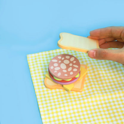 Juego de cocina de madera Montessori con platos y accesorios, ideal como regalo para niños pequeños a partir de 3 años.