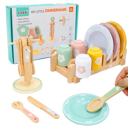 Juego de cocina de madera Montessori con platos y accesorios, ideal como regalo para niños pequeños a partir de 3 años.