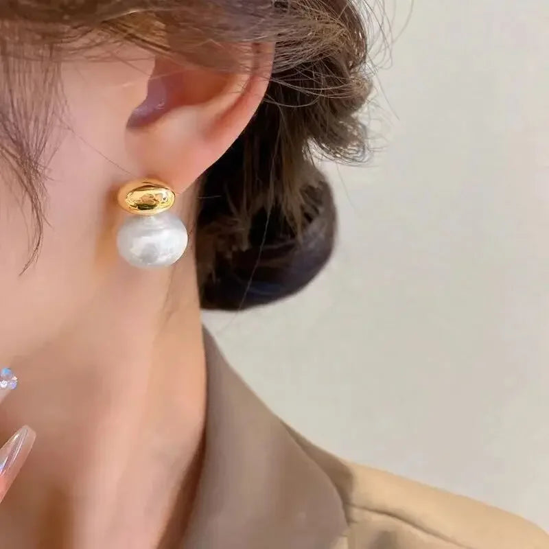 Pendientes redondos de acero inoxidable con perlas de imitación de coral, dije pequeño, chapados en oro y platino, joyería de uso diario. 