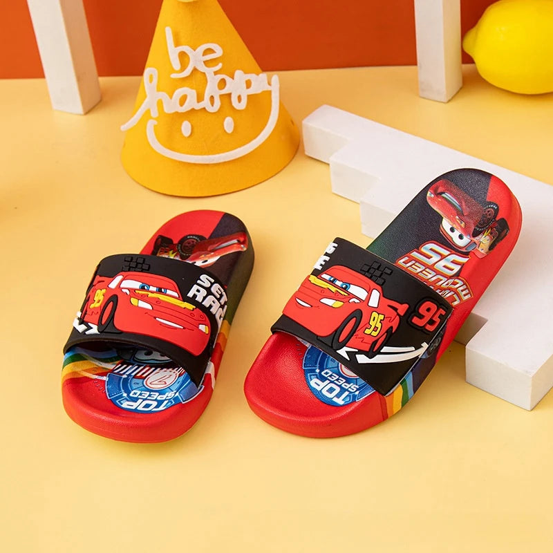 Nuevas sandalias de verano para niños, con dibujos de coches, suela suave, antideslizantes, para usar en todas las estaciones.