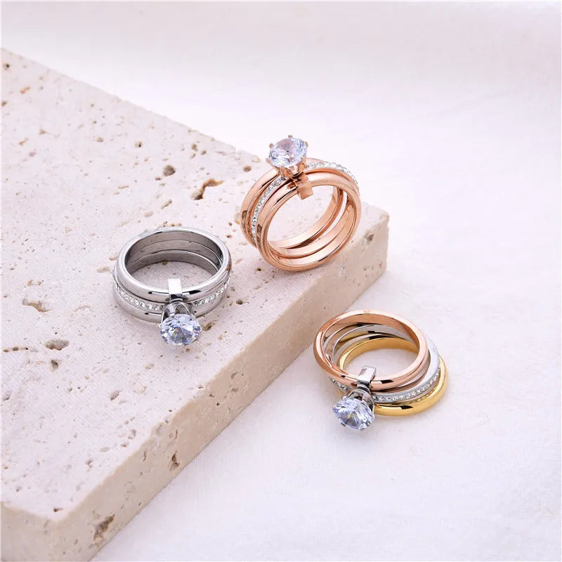 FYSARA Anillo de acero inoxidable de tres colores con diseño abombado, elegante anillo de compromiso con cristales de circón para niñas y mujeres, regalo al por mayor