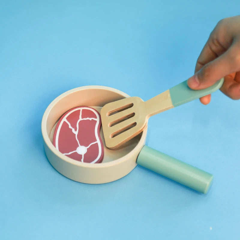 Juego de cocina de madera Montessori con platos y accesorios, ideal como regalo para niños pequeños a partir de 3 años.