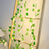Varal de Luzes com Folhas Verdes (2m) – Cordão de LED com Hera Artificial para Decoração de Casamentos, Festas e Ambientes (Parede/Guirlanda)