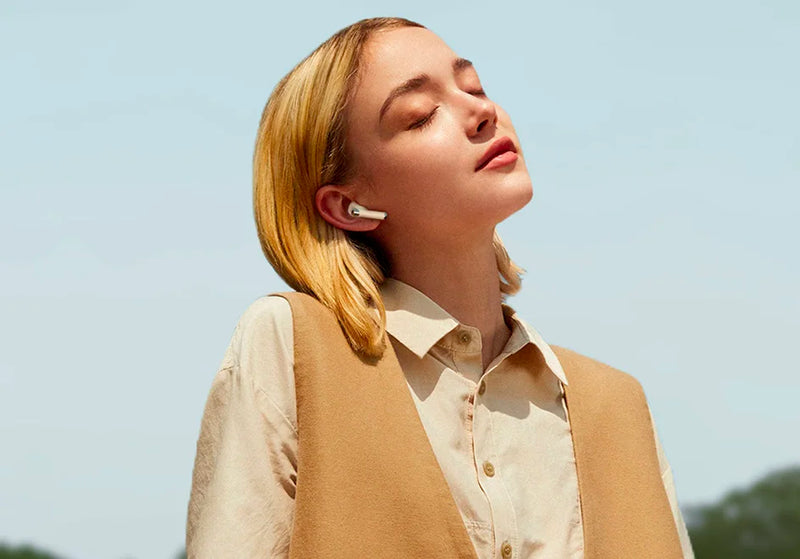 Auriculares inalámbricos Bluetooth Tronsmart Sounfii R4 con reducción de ruido de llamadas de cuatro micrófonos y 28 horas de reproducción.