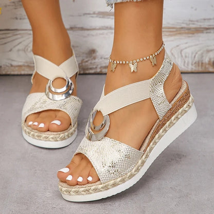 Sandalias de cuña con decoración de metal para mujer, zapatos de gladiador con plataforma y estampado de serpiente, cómodos e informales, de tacón medio, para verano de 2024.